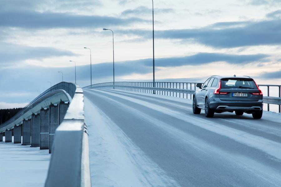  Volvo V90 D5 Cross Country 2016 года  (WW) (фото 4 из 36)